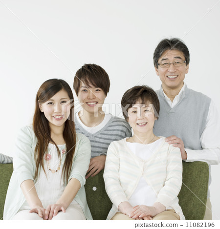 坐在沙發上和微笑的家庭 11082196