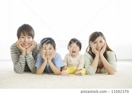 Family who lies on the floor and smiles Family who lies on the floor and smiles 11082370