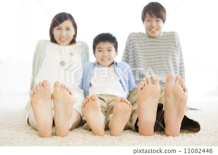 sit, sitting, sitting down 11082446