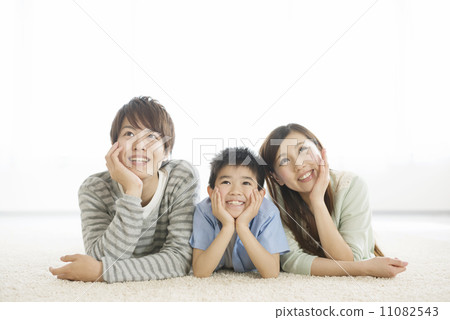 躺在地板上微笑的家庭 11082543