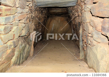 Yano's burial mound 11084366