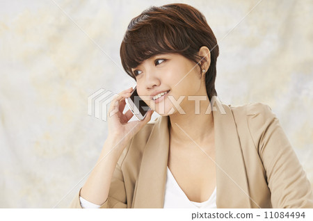 Young woman using a smartphone 11084494
