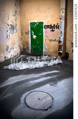 Gtreen door graffiti 11085428