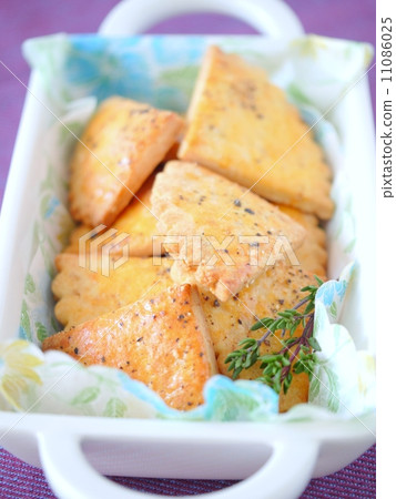 Cheese biscuit (front angle) Cheese biscuit (front angle) 11086025