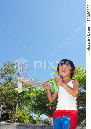 一個孩子試圖飛模型飛機 11086202