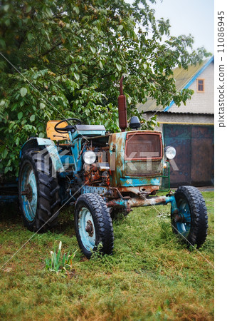 Old blue tractor 11086945