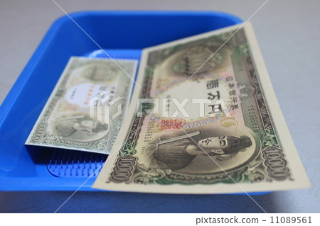 Old banknotes and toys 11089561