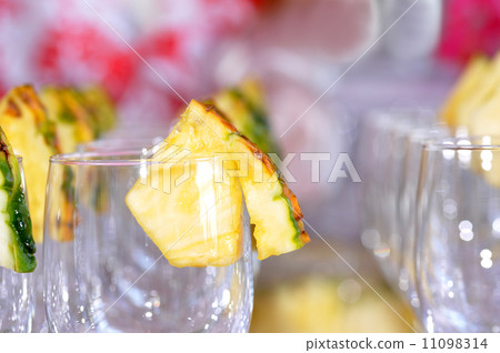 pineapple pineapple 11098314