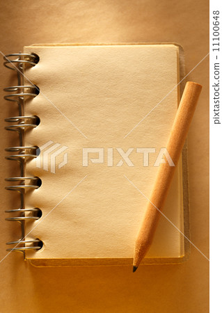Blank open notepad with pencil 11100648