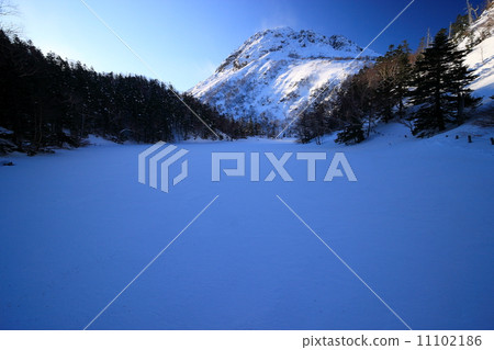 日光Shirane看法從Nikko Gai池塘的新鮮的雪的 日光Shirane看法從Nikko Gai池塘的新鮮的雪的 11102186