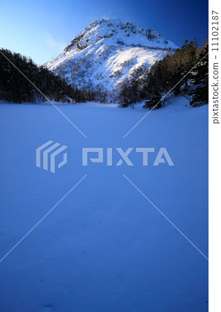 日光Shirane看法從Nikko Gai池塘的新鮮的雪的 日光Shirane看法從Nikko Gai池塘的新鮮的雪的 11102187