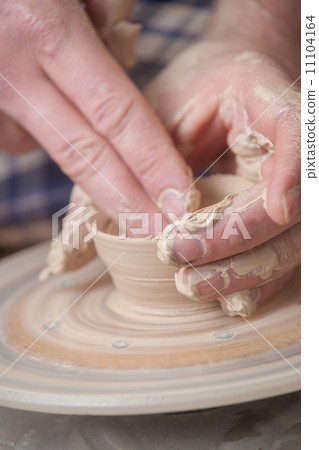 Hands of a potter 11104164