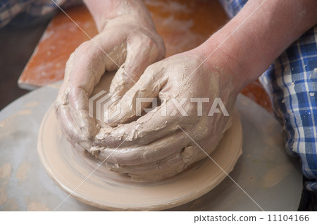 Hands of a potter 11104166