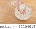 long grain rice in a bowl 11104915