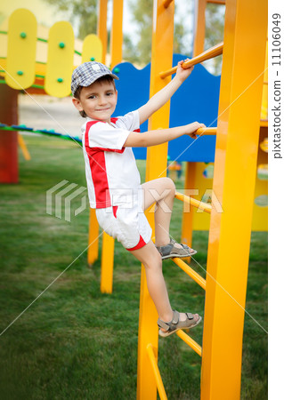 Happy games - pretty boy on the playground 11106049