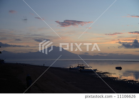 A mountain standing in Magic Hour 11106626