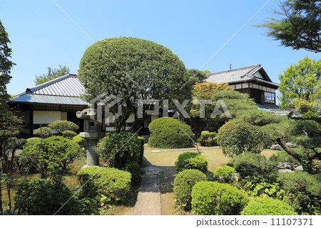 Niihama-shi, Ehime Prefecture, the old house inside "Hirose Park" which used the old-school and garden of Shiorpe Hirose who established the foundation of the Sumitomo group as a park = "Hirose Memorial residence" exterior 11107371
