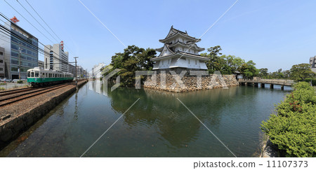 高松市立Tamago公園“高松城堡”塔和朝日橋，Kotoden（綠色）沿著Nakabori運行 11107373