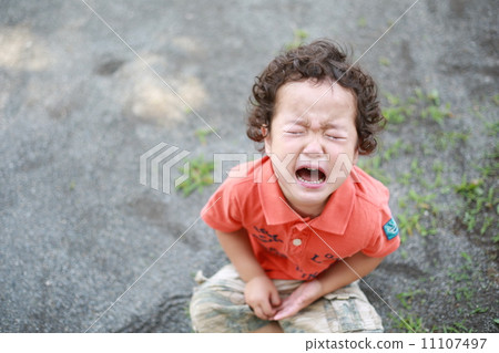 Infant crying 11107497