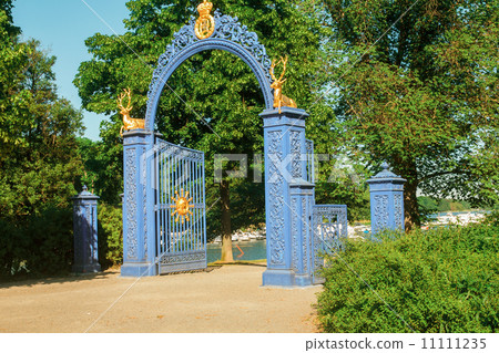 gates with golden deer 11111235