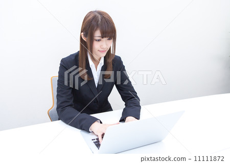 操作筆記本電腦的女人 11111872