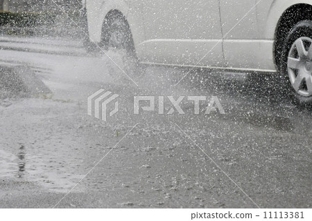 開車時濺起的水花 11113381
