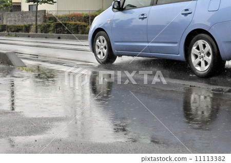 一輛藍色汽車在水坑反射了 11113382