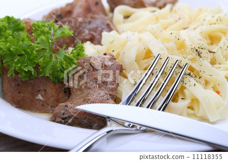 Spaghetti with beef 11118355