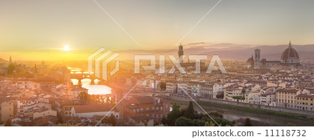 Arno River and Ponte Vecchio at sunset, Florence Arno River and Ponte Vecchio at sunset, Florence 11118732