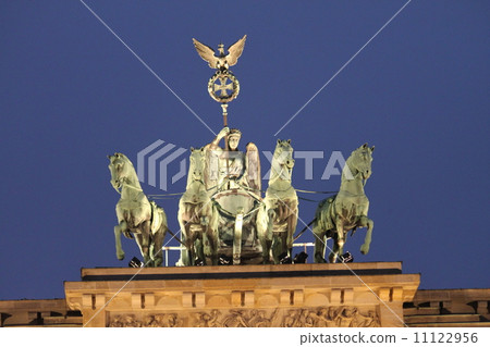 Germany Berlin Brandenburg gate quadriga (quadrice) and goddess Victoria 11122956