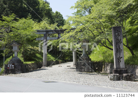吉野神社的鳥居接近 11123744