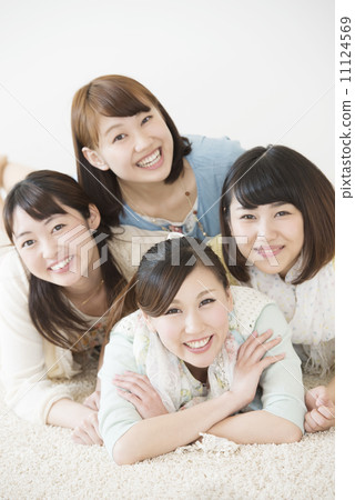 一個躺在地板上微笑的女人 一個躺在地板上微笑的女人 11124569
