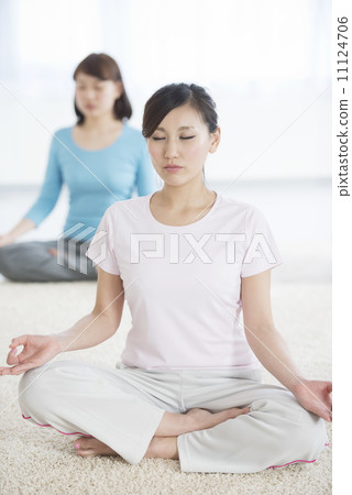 Women who do yoga Women who do yoga 11124706