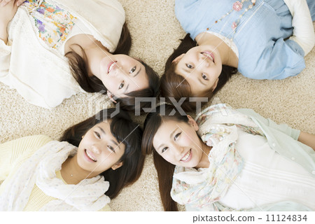 一個躺在地板上微笑的女人 一個躺在地板上微笑的女人 11124834