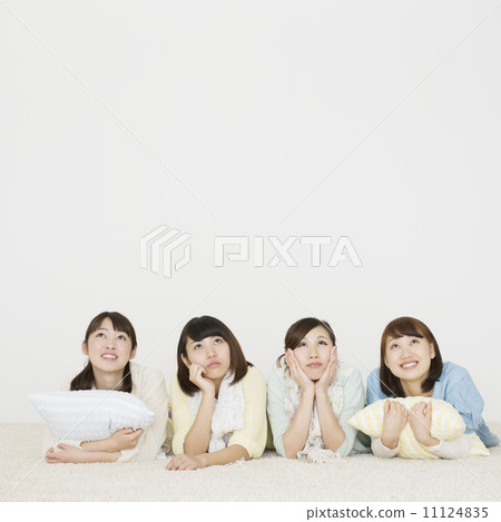 一個睡在地板上思考的女人 一個睡在地板上思考的女人 11124835