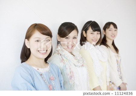 四個女人微笑 四個女人微笑 11124836
