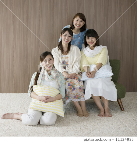 放鬆在沙發附近的婦女 放鬆在沙發附近的婦女 11124953