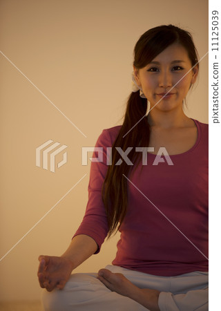 Women who do yoga 11125039