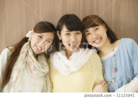 三個女人微笑 三個女人微笑 11125041