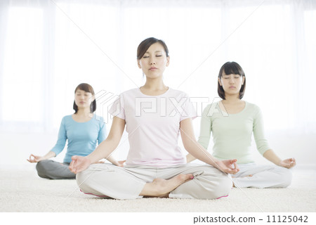 Women who do yoga Women who do yoga 11125042