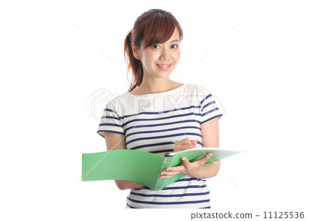 衣服的一名婦女有文件的 11125536