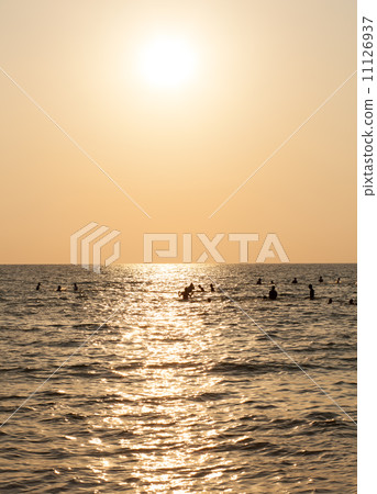 The sun goes down. 11126937