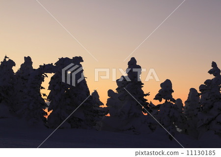 Ice silhouette which becomes a silhouette at sunset 11130185