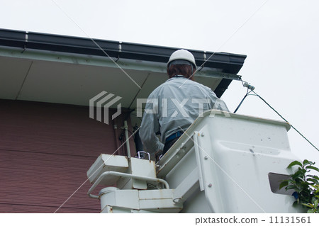 在燈光下的屋簷下的室外空中工作斗車 在燈光下的屋簷下的室外空中工作斗車 11131561