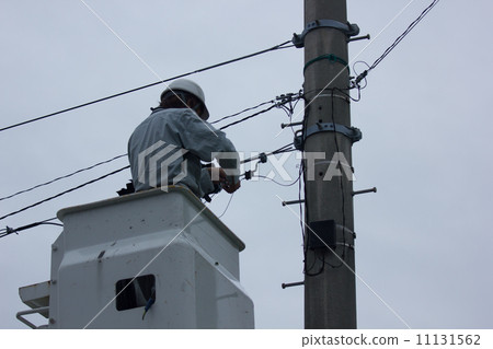 與輕的開頭工作桶汽車的室外高地工作電線桿 與輕的開頭工作桶汽車的室外高地工作電線桿 11131562