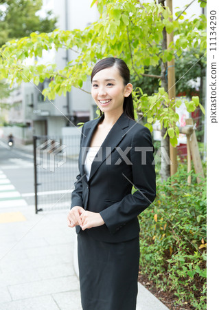 戶外的女商人 11134290