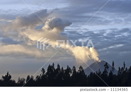 Eruption of a volcano Tungurahua in Ecuador Eruption of a volcano Tungurahua in Ecuador 11134365
