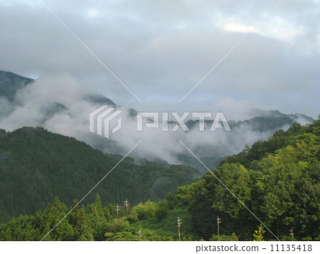 南Shinshu山霧山脈 11135418
