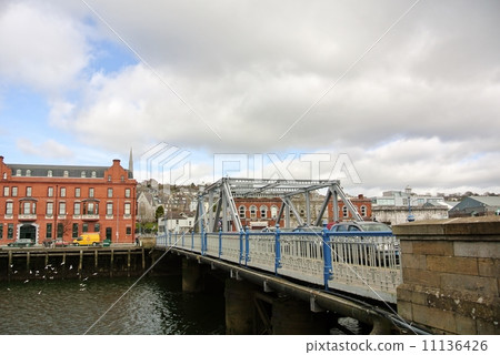 Brian Borou street over the Lee river (Ireland · Cork) 11136426