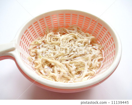 Prepare the dishes for cooking and return the radish 11139445